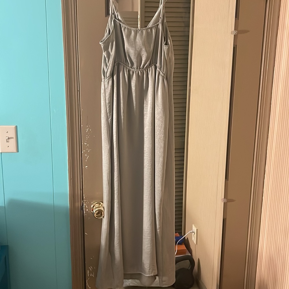 Green dress with slit. - Picture 3 of 4